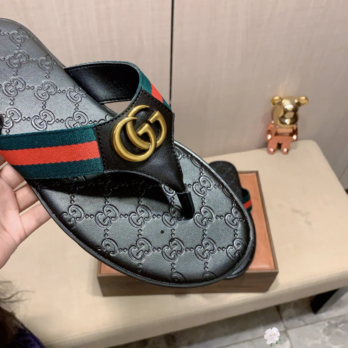 Slippers: New model: Factory price: 260💰💰🎩🎩🔥🔥《 Gucci* 》Series of slippers top purchasing agent🔍🔍Sold at the same time for men, original Italian imported webbing made of selected cowhide, exquisite workmanship,), sole: (super comfortable) original factory special sole, ⚠️exclusive double-layer movable molded sole super comfortable⚠️, real shot🎬the real thing is more beautiful🔍🔍266 regular code 38-44, can be ordered 45.